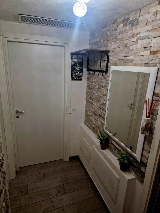 Varese Prime - Large Independent Apartment, Air Conditioning, 2 Bathrooms, 2 Free Covered Parking Spaces, No Restricted Traffic Zone, Train Station 100M, Theatre 150M, Historic City Centre 외부 사진