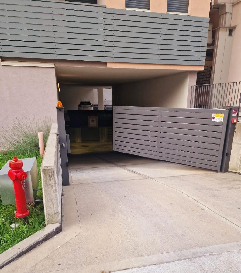 Varese Prime - Large Independent Apartment, Air Conditioning, 2 Bathrooms, 2 Free Covered Parking Spaces, No Restricted Traffic Zone, Train Station 100M, Theatre 150M, Historic City Centre 외부 사진