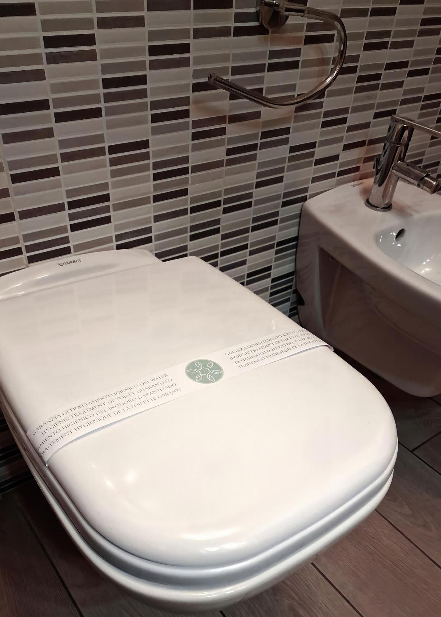 Varese Prime - Large Independent Apartment, Air Conditioning, 2 Bathrooms, 2 Free Covered Parking Spaces, No Restricted Traffic Zone, Train Station 100M, Theatre 150M, Historic City Centre 외부 사진