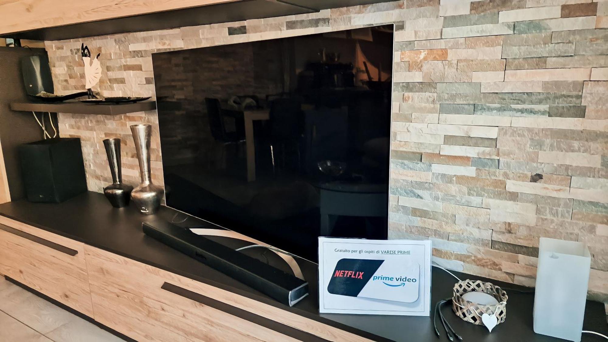 Varese Prime - Large Independent Apartment, Air Conditioning, 2 Bathrooms, 2 Free Covered Parking Spaces, No Restricted Traffic Zone, Train Station 100M, Theatre 150M, Historic City Centre 외부 사진