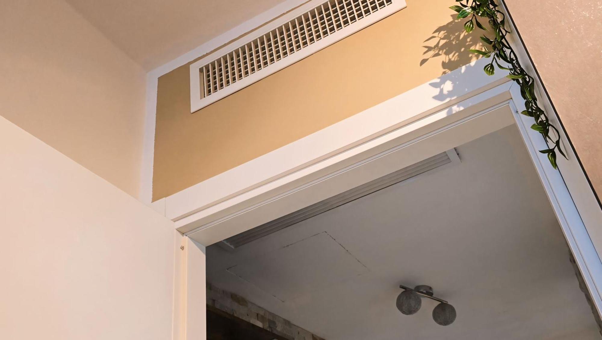 Varese Prime - Large Independent Apartment, Air Conditioning, 2 Bathrooms, 2 Free Covered Parking Spaces, No Restricted Traffic Zone, Train Station 100M, Theatre 150M, Historic City Centre 외부 사진