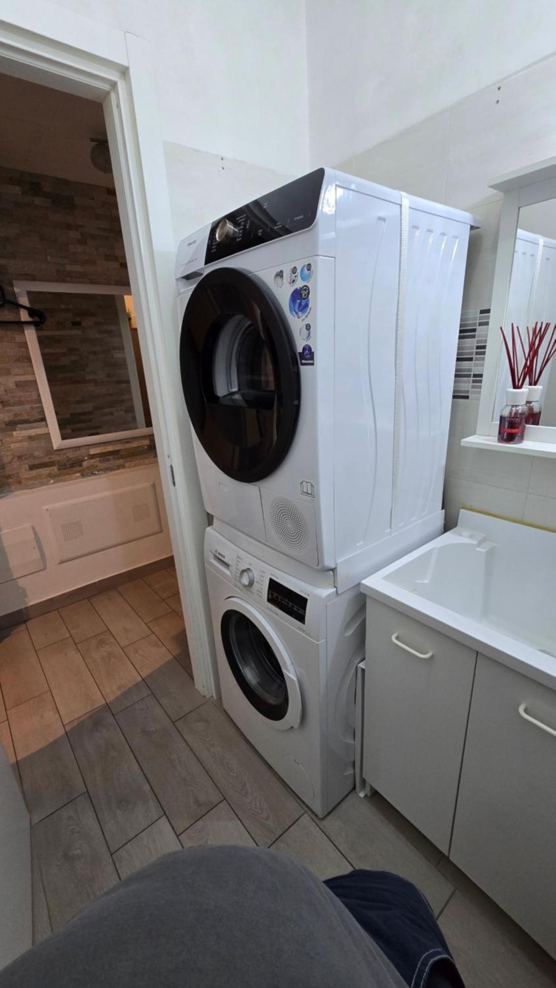 Varese Prime - Large Independent Apartment, Air Conditioning, 2 Bathrooms, 2 Free Covered Parking Spaces, No Restricted Traffic Zone, Train Station 100M, Theatre 150M, Historic City Centre 외부 사진