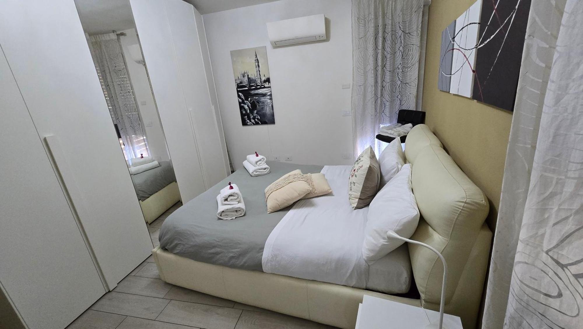 Varese Prime - Large Independent Apartment, Air Conditioning, 2 Bathrooms, 2 Free Covered Parking Spaces, No Restricted Traffic Zone, Train Station 100M, Theatre 150M, Historic City Centre 외부 사진