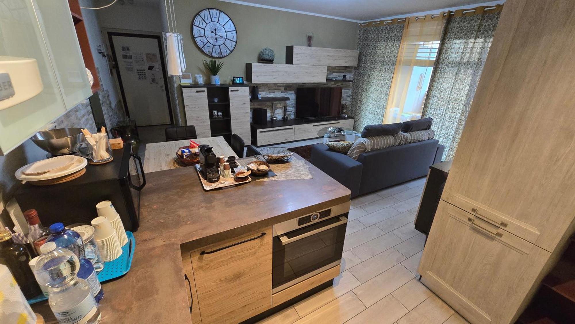 Varese Prime - Large Independent Apartment, Air Conditioning, 2 Bathrooms, 2 Free Covered Parking Spaces, No Restricted Traffic Zone, Train Station 100M, Theatre 150M, Historic City Centre 외부 사진