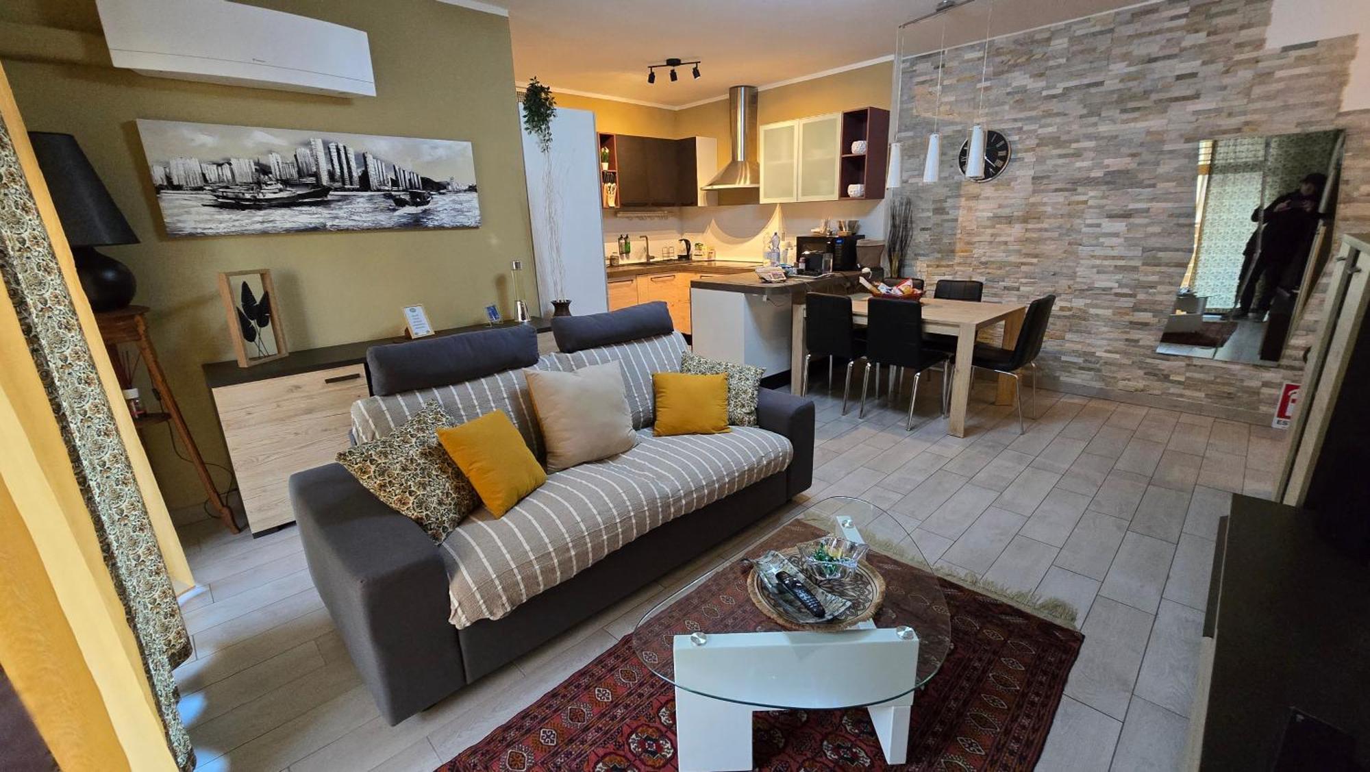 Varese Prime - Large Independent Apartment, Air Conditioning, 2 Bathrooms, 2 Free Covered Parking Spaces, No Restricted Traffic Zone, Train Station 100M, Theatre 150M, Historic City Centre 외부 사진