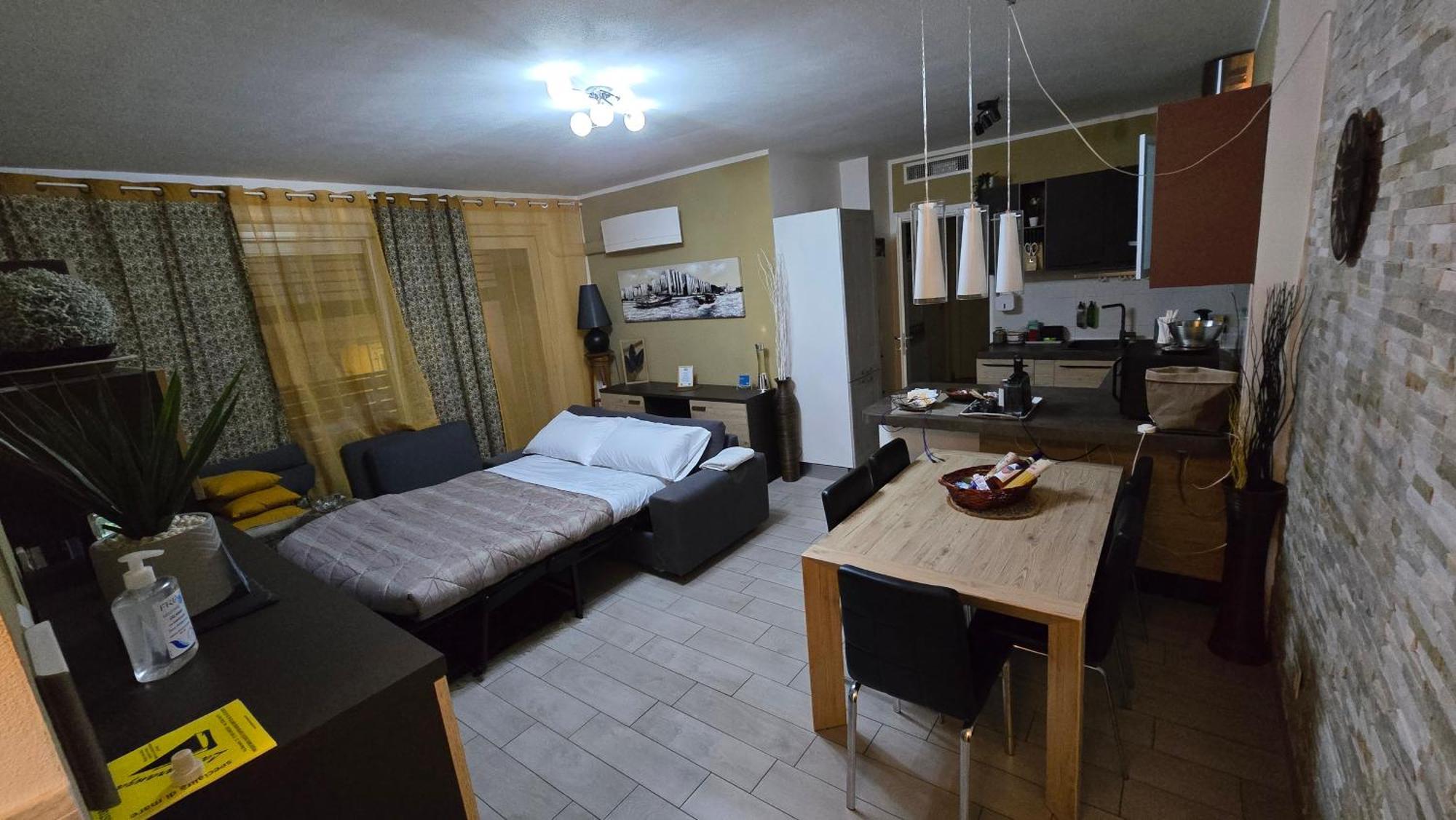 Varese Prime - Large Independent Apartment, Air Conditioning, 2 Bathrooms, 2 Free Covered Parking Spaces, No Restricted Traffic Zone, Train Station 100M, Theatre 150M, Historic City Centre 외부 사진