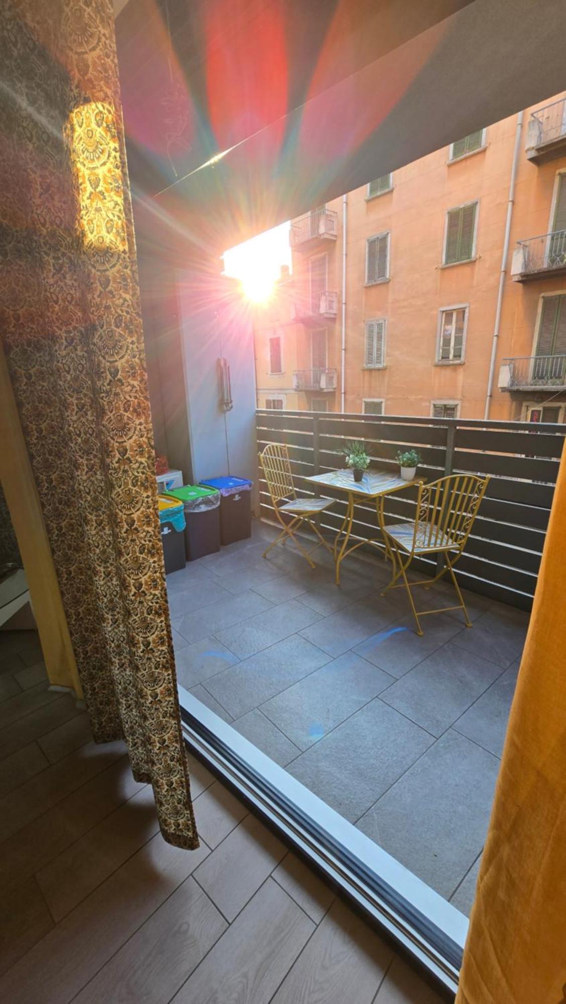 Varese Prime - Large Independent Apartment, Air Conditioning, 2 Bathrooms, 2 Free Covered Parking Spaces, No Restricted Traffic Zone, Train Station 100M, Theatre 150M, Historic City Centre 외부 사진